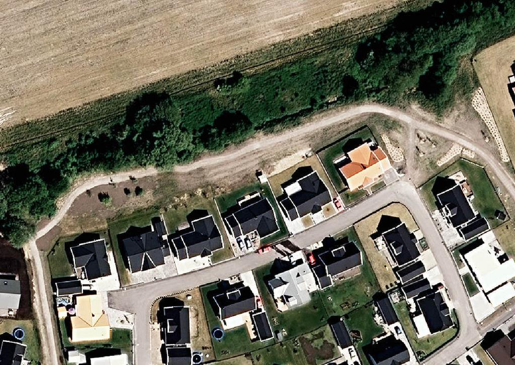 Ortofoto från 2008 med de sex berörda villatomterna invid vattendraget i bildens övre del. Bäcken omfattas av strandskydd 100 m men att utöka fastigheterna enl.