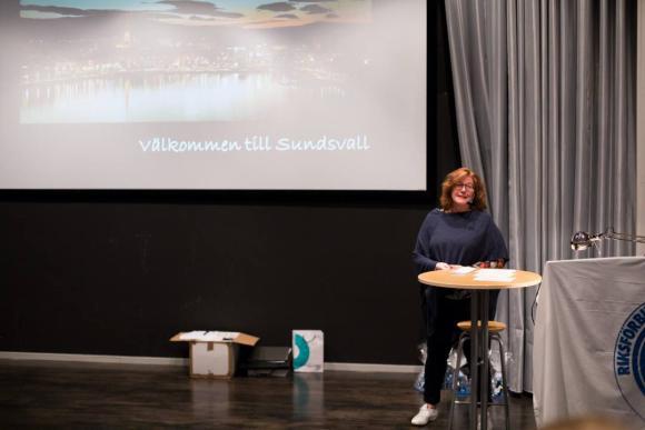 berättade på sitt högst personliga sätt om byggnader och händelser i Sundsvalls historia. polisarresten.