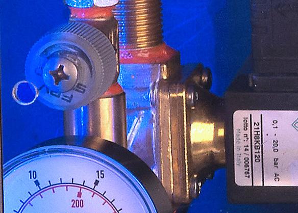 Start/stoppknapp LED-lampor Funktion Först startar sjövattenpumpen i 20 sek med att säkerställa att förfiltrerna fylls med sjövatten. Nästa steg sker en backspolning/rening av membranet i 2 minuter.