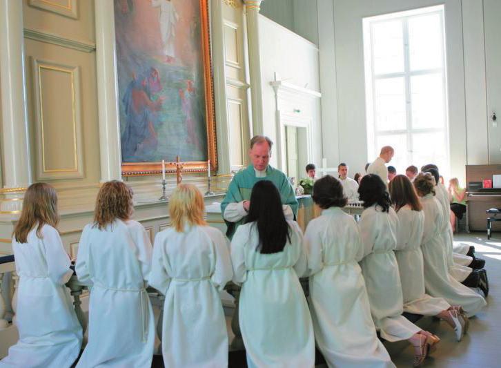 Konfirmation Konfirmationen förrättas efter skriftskolan. I skriftskolan lär sig den unga det centrala i den kristna tron. Konfirmationen hålls i kyrkan.