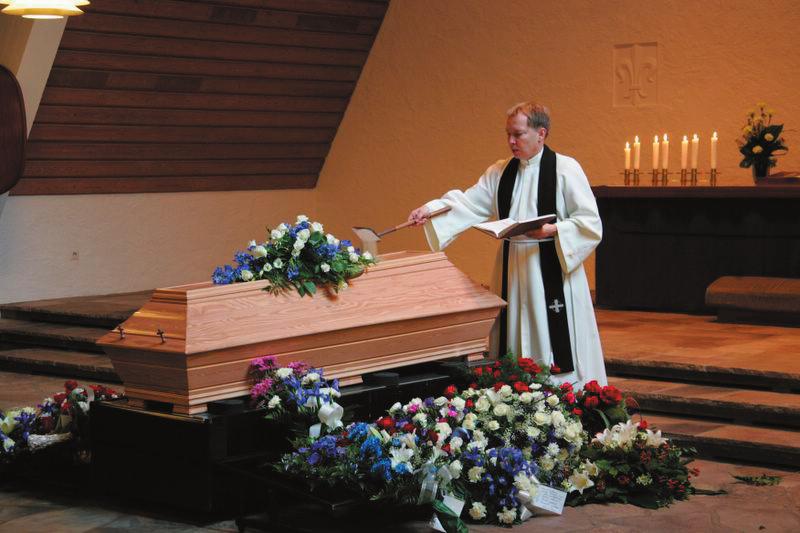 Jordfästning Under jordfästningen ber församlingen för den som avlidit och följer henne eller honom på den sista färden. Man tröstar och stöder de anhöriga.