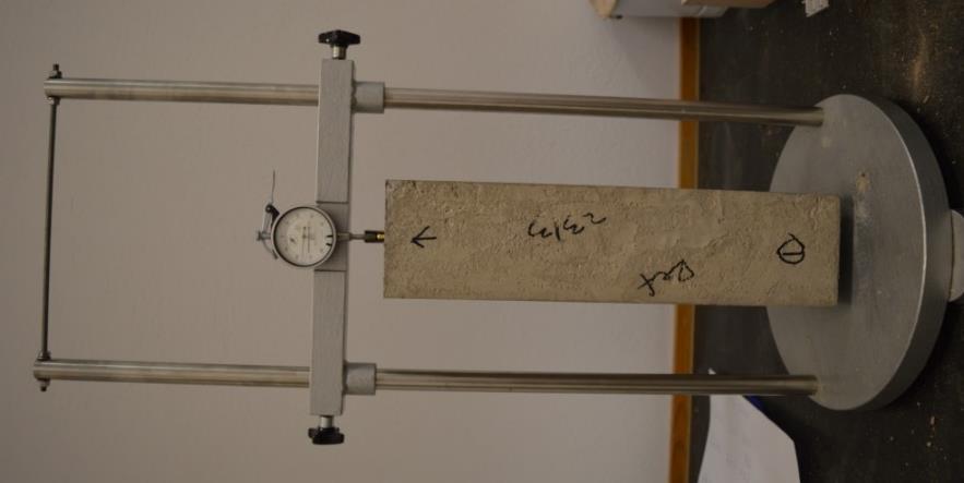 Experimentell metodik 8.7 Krympning Krympmätningarna genomfördes med hjälp av en särskild mätbygel med en mätklocka fäst i ovankant, se figur 24.