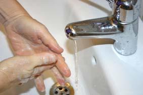 Tvätta händerna med flytande tvål och vatten: När händerna är synligt förorenade/smutsiga Vid vård