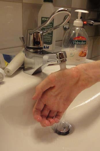 Vårdtagarens handhygien Vårdtagaren bör uppmanas till en god handhygien före måltid och efter toalettbesök.