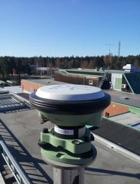 antennhöjderna in på 0,00 m mätt från antennfästet till ARP i alla instrument utom Trimble R8 som behövde en adapter p.g.a. att mobiltelefoni-antennen var i vägen, vilket kan ses i figur 6 där samtliga mottagare visas.