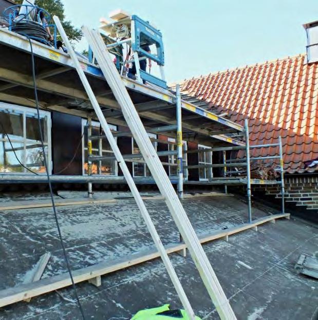 Ekeby badhus omläggning av tegeltak och plåtdetaljer T.v Pågående arbete med takpapp och ny läkt. T.h Återmontering och komplettering av takpannor.