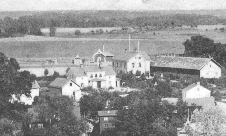 I mitten av bilden kan man se det första hållplatshuset. Bilden är tagen omkring 1902. Enligt uppgift flyttades det gamla hållplatshuset ut till ön Långa Lisa för att där användas som sommarhus.