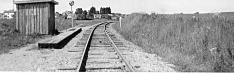 Råberga hållplatskur med plåtstins. Bilden tagen i början av 60-talet. Växel till bispåret är borta.