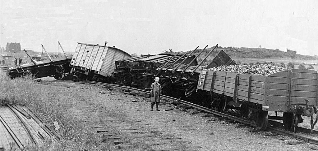 På bilden till höger, som är en förstoring av en bild över ASJ och Saab:s område omkring 1950 syns det område som numera är flygfältets nordvästra ände.