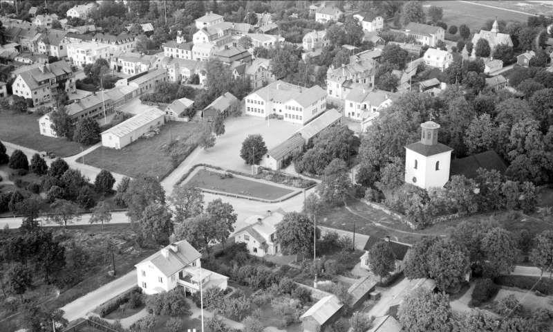 Figur 7. Flygfoto över kvarteret Skolan och centrala Östhammar från 1956. Foto: Upplandsmuseets bildsamling, UM arkiv.