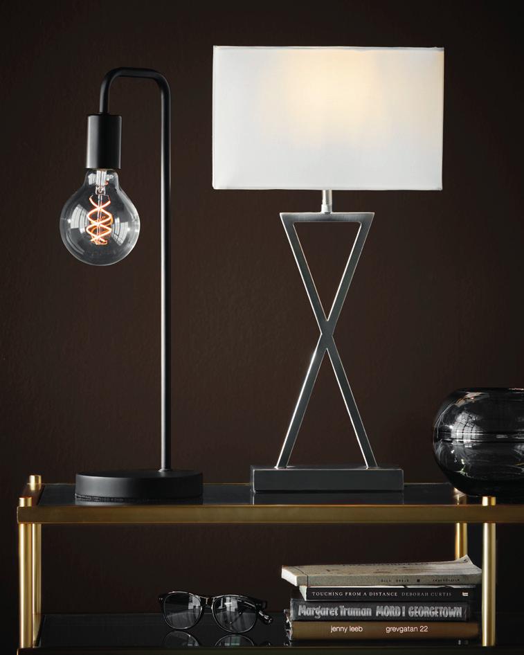 Bordslampa Svante i svart eller vit metall, med justerbar