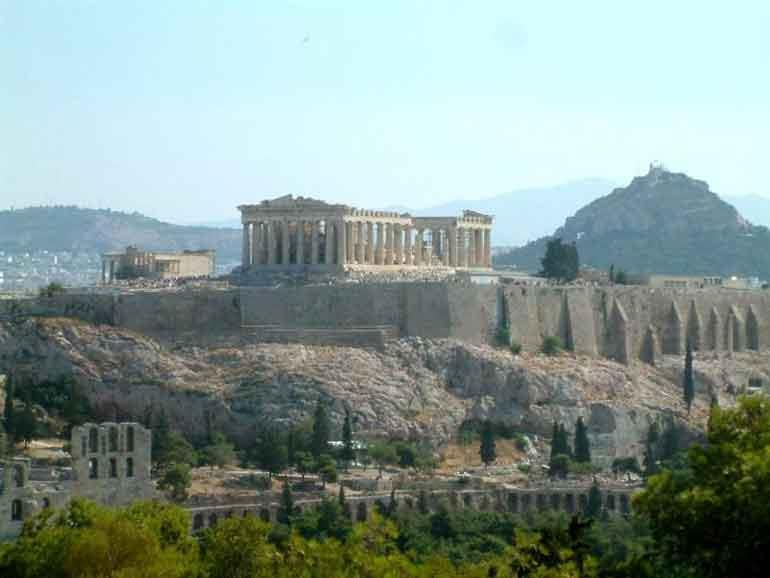 Antiken och Stadsstaterna Aten och Omkring 900 f.kr. började människor bygga städer. Sparta En stad växte upp kring en hög klippa där människorna sökte skydd för fiender.