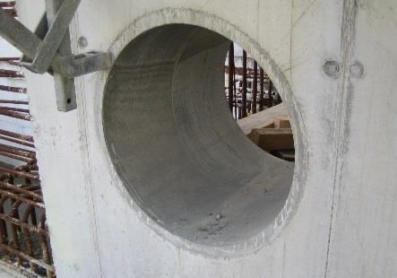 Enkel montering i formsättning. Optimal anslutning till vattentät betong. Asbestfri. Okrossbar och formstabil.