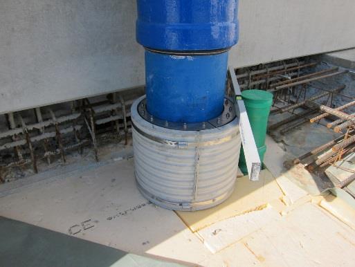 God vidhäftning mot betongen genom speciell ytbehandling. Täthet: Gas- och vattentät.