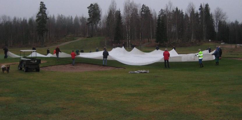 VINTERTÄCKNING AV GREENER NÄR, VAR OCH VARFÖR ANVÄNDS VINTERTÄCKNING: o Läggs på gräset före vintern och får ligga på ända tills våren o Skydd