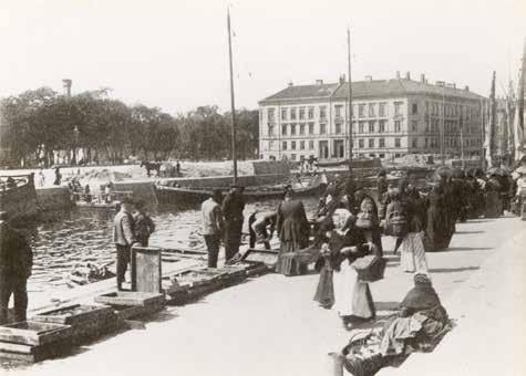 Mot landsidan skyddades staden av en låg fältvall, en bred vattengrav samt höga stenmurar som formade bastioner och kurtiner.