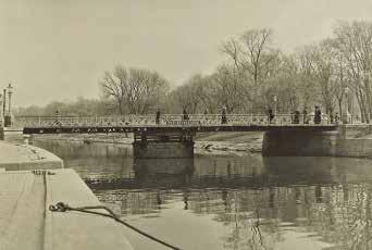 Särskilda beskrivningar: Rosenlundsbron Rosenlundsbron Historik Göteborgs läge vid Göta älvs utlopp i Västerhavet gav tidigt staden rangen av viktig sjöfartsstad.