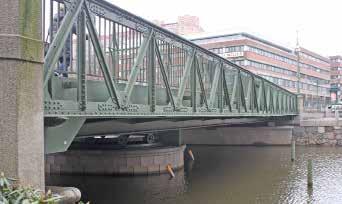 Som enda svenska landöppning mot väster fick Göteborg snabbt betydelse som hamnstad för handel med kontinenten och England.
