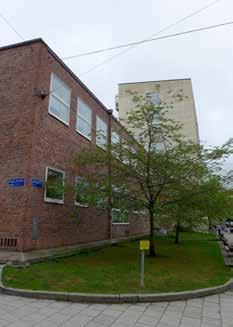 Tillbyggnad 1995 En tillbyggnad bestående av fem huskroppar, däribland den rundade biblioteksbyggnaden, uppfördes åren 1994-95 efter ritningar av Erséus, Frenning och Sjögren Arkitekter AB i