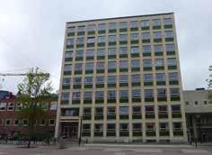 Det tre våningar höga biblioteket försågs med stora perspektivfönster som öppnar sig mot gatan utanför. I samband med uppförandet av nybyggnaden renoverades den gamla byggnaden.