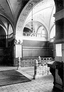Högskola. Det var således frågan om ett vetenskapligt bibliotek med en helt annan inriktning än Dicksonska Folkbiblioteket som sedan tidigare låg i stadsdelen Haga utmed Parkgatan.