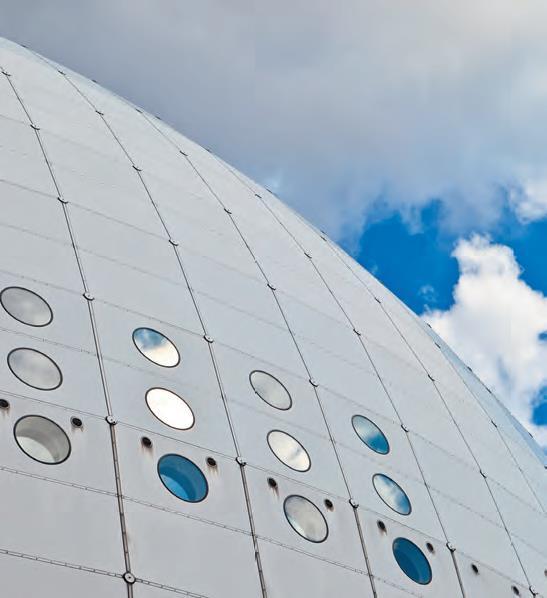 Begränsad resurs Om jordklotet vore i storlek med Globen i Stockholm så skulle den mängd sötvatten som finns rymmas i en fotboll. Så mycket vatten behövs för att producera: En kopp kaffe.