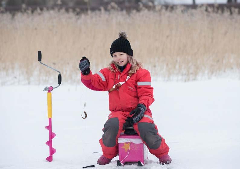 Spinnfiske Spinnfiske går ut på att kasta ut och veva in ett bete på ett sätt som lockar fisken till att hugga. Spinnfiske fungerar i nästan alla sjöar.