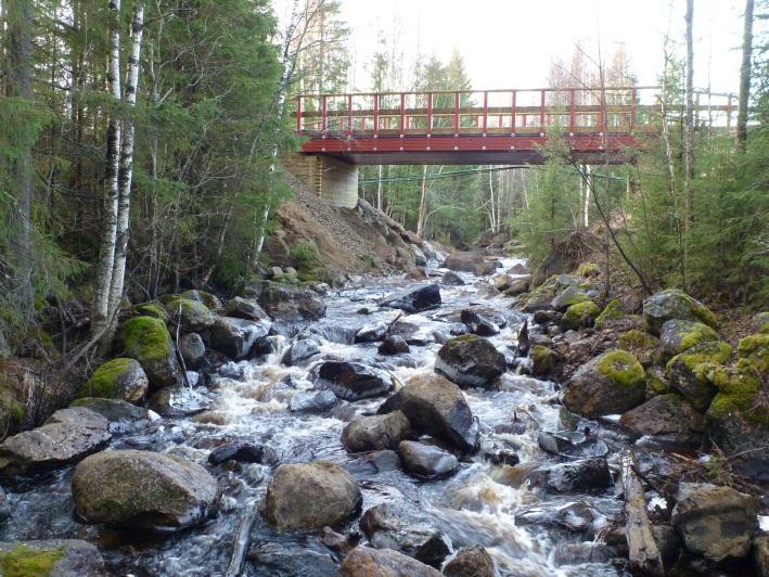 För att komma tillrätta med dessa problem och för att säkerställa en god vattenkvalitet kalkas därför Sävarån (Bild 2).