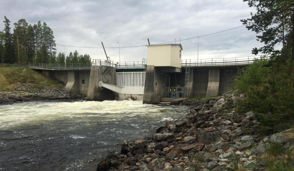 Flodutskov Bottenutskov Figur 2. Foto över Storsjöns regleringsdamm. 4.2 Vattenhushållningsbestämmelser och villkor Storsjöns vattenyta regleras med en amplitud av 5,4 m.