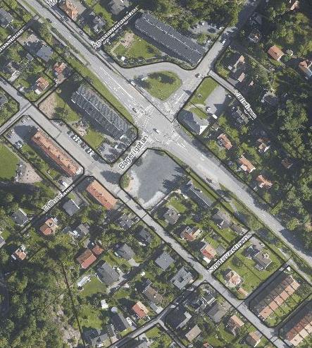 Till Sahlgrenska universitetssjukhus är det cirka 1, 5 kilometer och till Chalmers är det cirka 2, 5 kilometer. Göteborgs stadskärna innanför vallgraven ligger cirka fyra kilometer norrut.