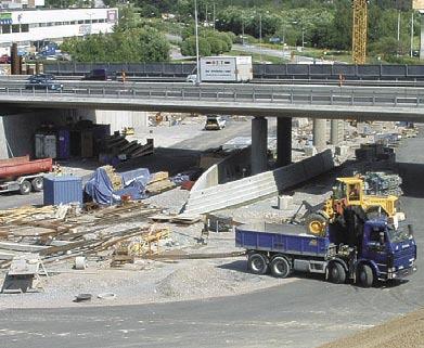 Vägbyggen kräver omfattande maskin- och transportinsatser. Att bygga en trafikplats eventuellt i flera plan med nedsänkt körbana eller vägbro innebär att en relativt stor arbetsyta krävs.