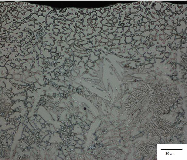 Mindre mörkare partier observerade i ferrit/austenit gränsskiktet ser ut som intermetallisk fas. Figur 34.