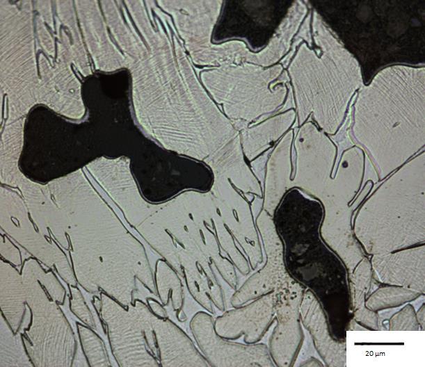 En struktur observerades mellan ferrit/austenit gränsskiktet som såg ut som intermetallisk fas, se Figur 72. Strukturen som såg ut som intermetallisk fas låg utspridd i ferriten, se Figur 73.