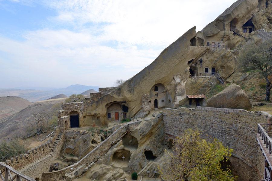 Grottklosterkomplexet David Gareja Dag 7: Tisdag 23 april Kachetien åter till Tbilisi Den berömda, georgiske, naivistiska konstnären Niko Pirosmani föddes i den lilla byn Mirzaani, som ligger i