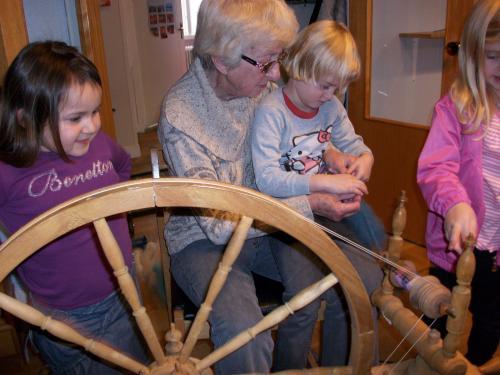 Vi provar på att spinna. Studiebesök hos grisarna. Mål 2: Återvinning. Vi skall lära oss att källsortera.