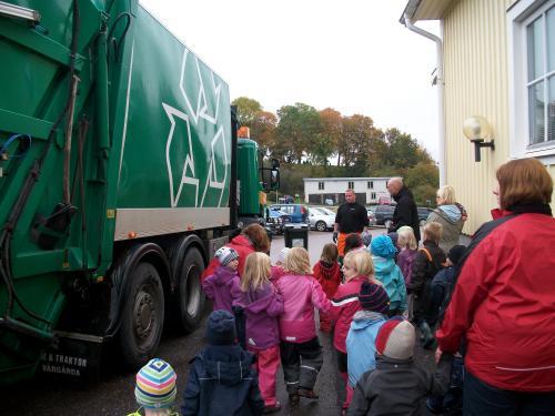 att sortera vårt avfall inne på förskolan samt att tömma avfallet i respektive kärl ute. Till barnens stora förtjusning fick vi en dag besök av källsorteringsbilen.