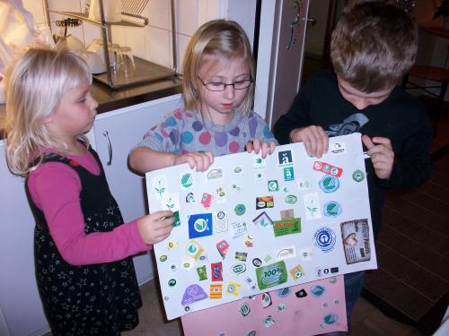 Förskolan har tagit ställning för krav & rättvisemärkta varor då vi styr våra inköp efter miljömärkningar. Vi samlar miljömärken. Vi hittar miljömärkta varor på förskolan. Mål 5: Jordbruk-odling.