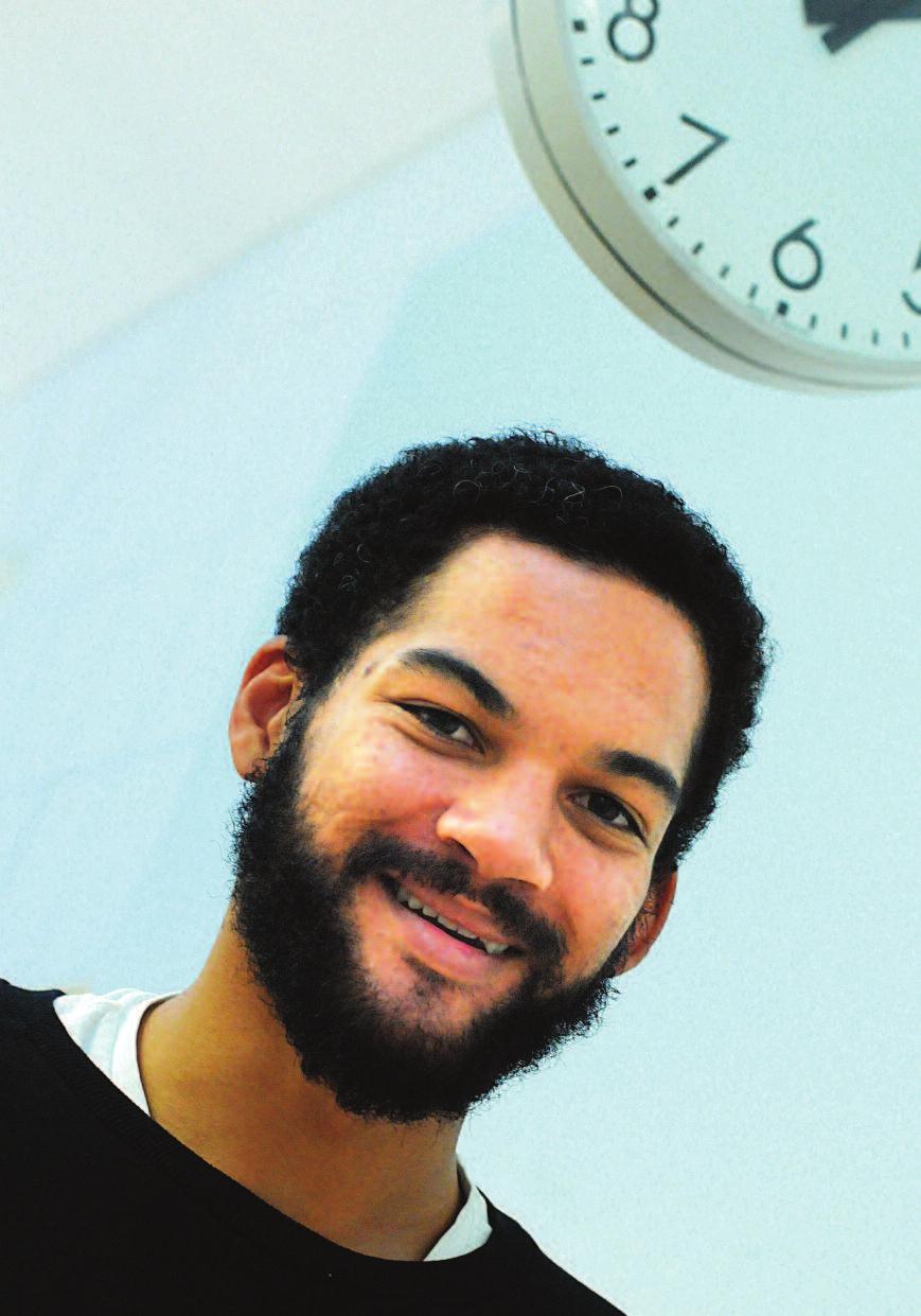 Lammin Jallow, lärarstudent, gör sin VFU i årskurs 5 och berättar vad han gör på sin verksamhetsförlagda utbildning. Du får egentligen göra hur mycket du vill.