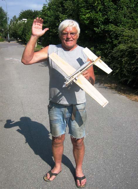 Leif Sundvall visar upp sitt senaste nybygge, stuntkärran Baron, som tidigare fanns att köpa som byggsats från spanska Modelhob.
