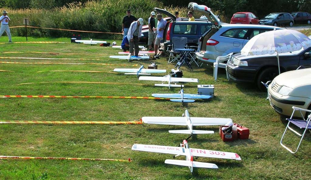4 2/2010 Finska Mästerskapen i F2B Depån vid deltävling 2 i Kuopio. FM, deltävling 1/3, 12 juni i Nummela Tävlingen flögs i ett blåsigt och regnigt väder med över 9 m/s i byarna.