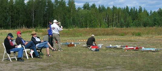 Elias Mayer startade aldrig på grund av regnet och Jussi Husso hade glömt skruvarna till vingfastsättningen på köksbordet hemma i Kuopio. Resultat Plac., Namn, Klubb 1 2 3 2 bästa 1. Kai Karma 1021.