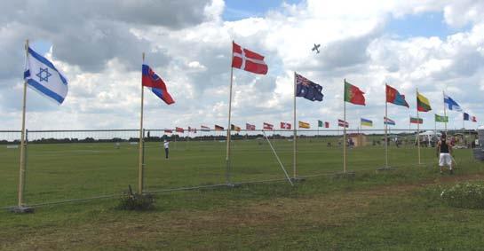 2/2010 9 VM i ungerska Gyula Vid invigningen blev den svenska truppen inklämd mellan Ukraina och Ryssland. Mycket gult och blått på samma ställe. Men alla såg ut att trivas med situationen! Ass.