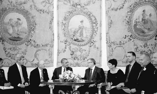 zahraničných vecí John Kerry druhý vľavo a poľský minister zahraničných vecí Radoslaw Sikorski tretí vpravo počas stretnutia vo varšavskom Belwederskom paláci) včera bezprostredne po prílete do