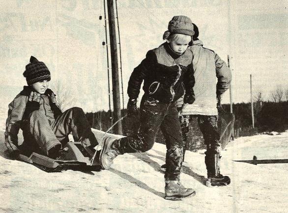 En gammal bild från min källarkartong 25 januari 1984 hade GT ett reportage om vad skolbarn i Klinte och Sanda gjorde på rasterna. Fotograf var Karl Melander. Vinterlekarna är sig lika.