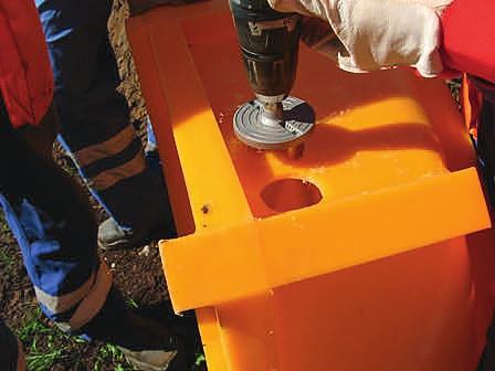 För installation under mark. Brunnens vikt 21,5 kg. Färg orange, svart, grön eller enligt önskemål. Överkörningsbar, 1,5 ton (Grönområde) Klass A15.