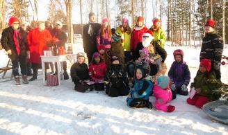 I strålande solsken träffades ett 50-tal Grängsjöbor för vår årliga julpromenad på julafton.