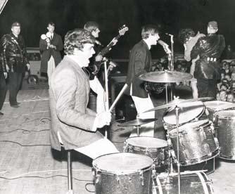 Framträdande på Skogsvallens scen år 1964 av Dave Clark Five från England. Foto: Östervåla Idrottsförenings arkiv.