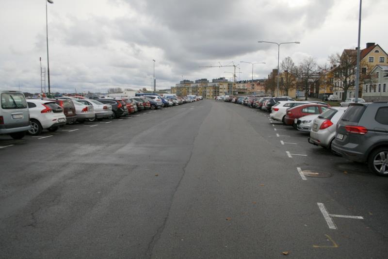 Lokaliseringsmässigt är gatuparkeringarna och parkeringshusen relativt centrala medan de stora markparkeringarna ligger något mindre centralt.