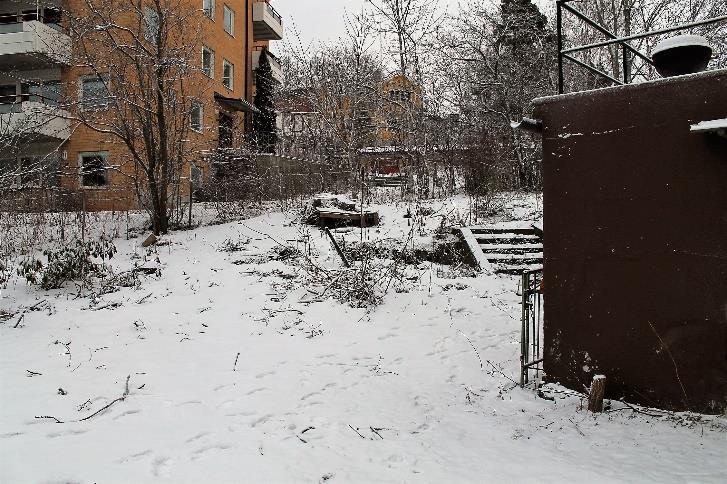 ALLMÄNT Tomten ligger i en kraftig sluttning med lutning från Orren 4.