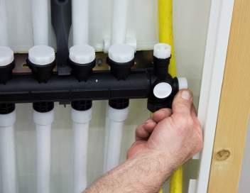 11. Stäng sedan returventilen. Upprepa steg 7 11 på alla slingor, tills hela systemet är uppfyllt/avluftat. 12.